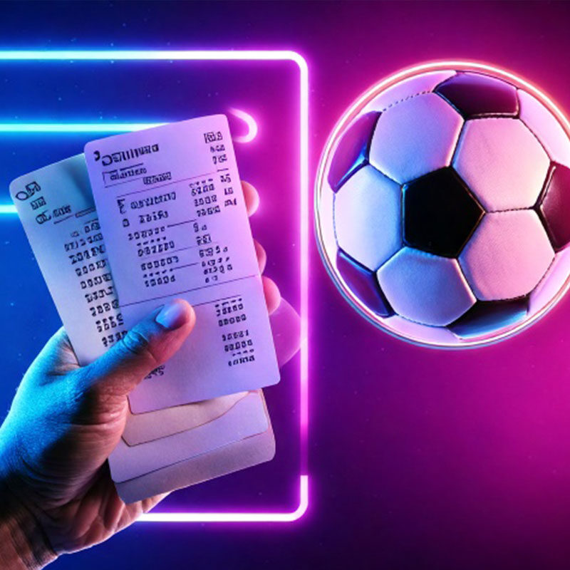 Schedina scommesse con mano in primo piano e pallone da calcio, simbolo del concetto Draw No Bet nelle scommesse sportive.