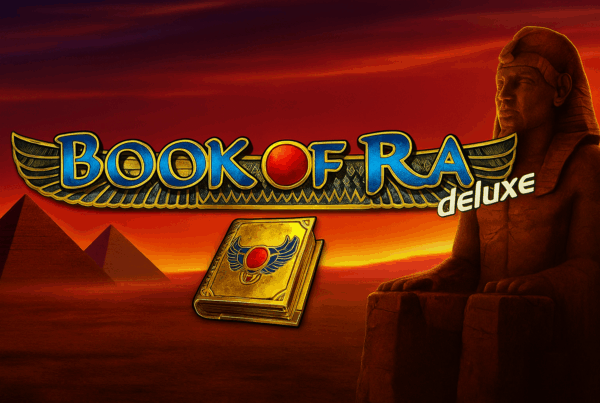 Logo della slot Book of Ra Deluxe con sfondo egiziano, piramidi e statua del faraone al tramonto