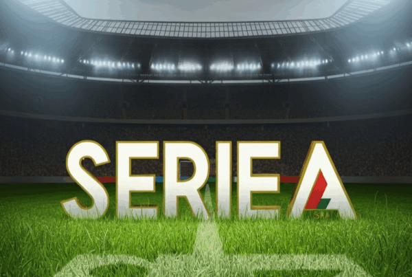 Un'immagine di un campo da calcio verde con la scritta "SERIE A" visibile al centro, circondato da uno stadio pieno di tifosi e luci brillanti. L'illustrazione rappresenta lo spirito competitivo della classifica scudetto Serie A.