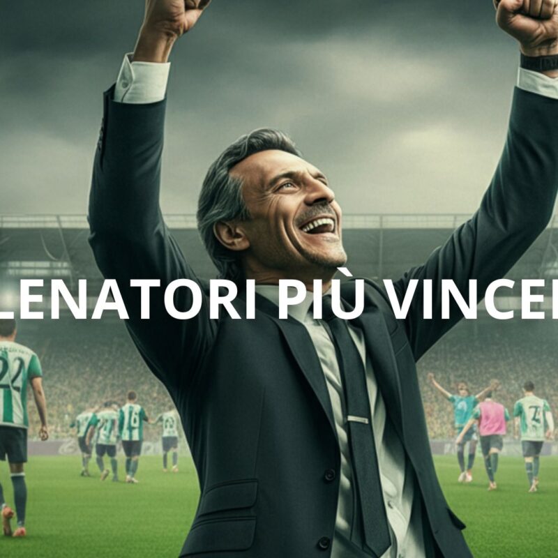 Un'immagine che raffigura un allenatore di calcio a bordo campo mentre esulta con entusiasmo, con braccia alzate e uno sfondo che mostra un campo da calcio e uno stadio pieno di tifosi. Sopra l'immagine è presente il testo "Allenatori più vincenti" in caratteri visibili.