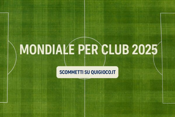 Campo da calcio visto dall’alto con testo “Mondiale per Club 2025” e pulsante “Scommetti su Quigioco.it” al centro