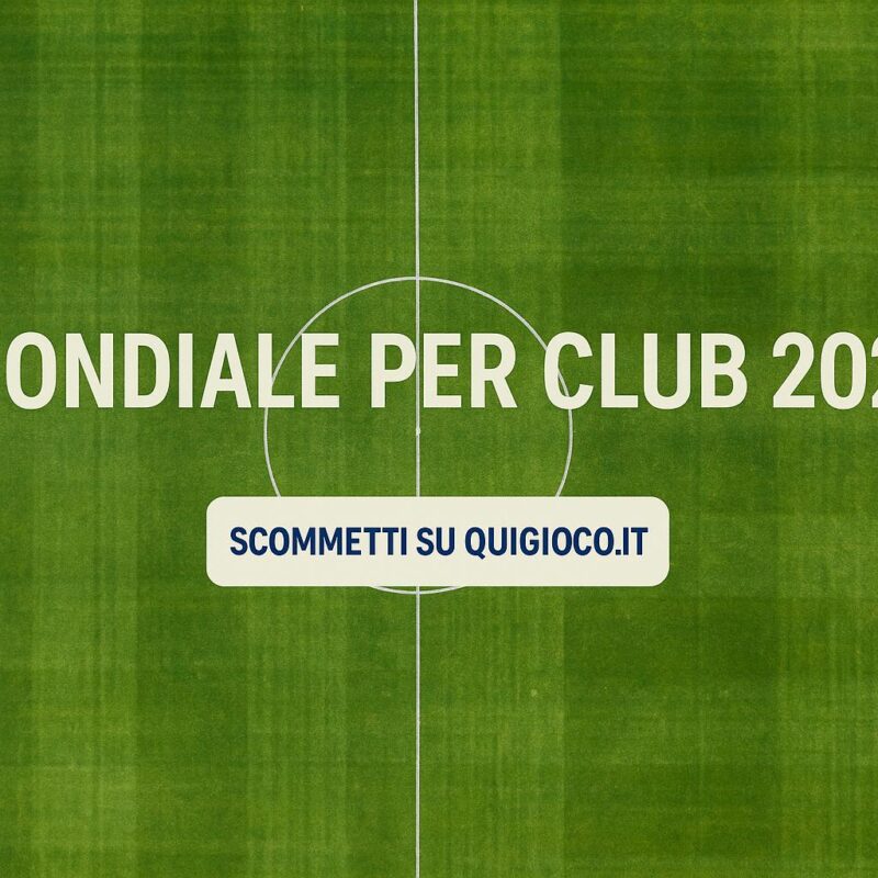 Campo da calcio visto dall’alto con testo “Mondiale per Club 2025” e pulsante “Scommetti su Quigioco.it” al centro