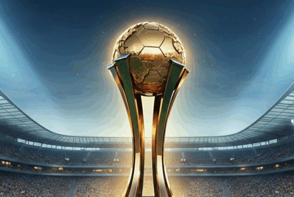 Trofeo dei Mondiali per Club 2025 su un campo di calcio, con uno stadio moderno pieno di tifosi esultanti e luci brillanti.