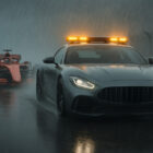 afety Car su pista bagnata seguita da monoposto di Formula 1 sotto la pioggia battente, in un momento cruciale durante una gara con condizioni meteo estreme.