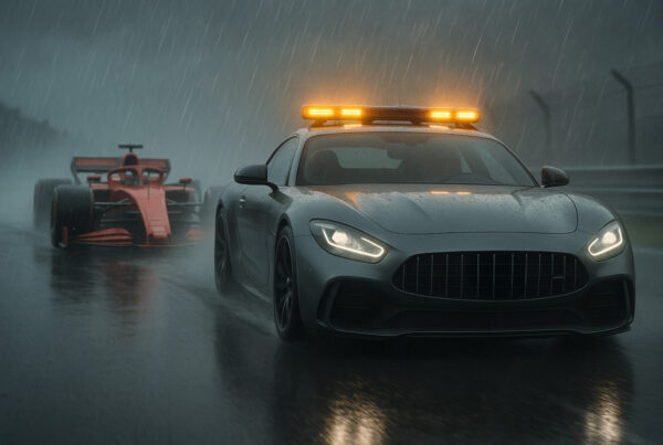 afety Car su pista bagnata seguita da monoposto di Formula 1 sotto la pioggia battente, in un momento cruciale durante una gara con condizioni meteo estreme.