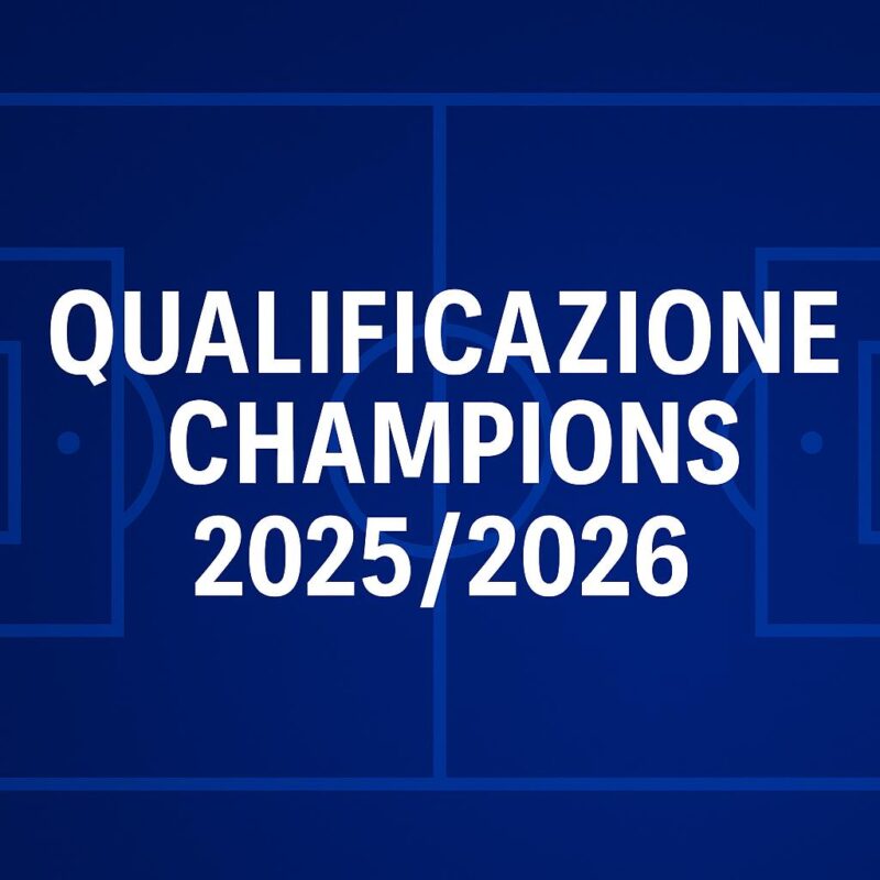 Infografica blu con testo "Qualificazione Champions 2025/2026" al centro su sfondo stilizzato di un campo da calcio.