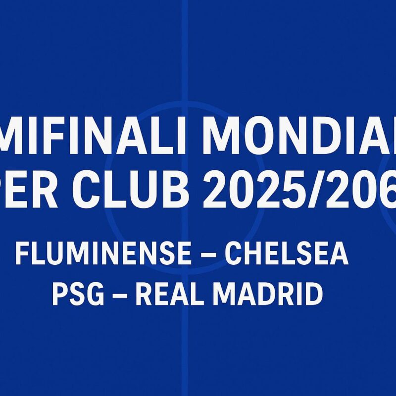 Grafica blu con testo "Semifinali Mondiali per Club 2025/2026" e nomi delle partite Fluminense – Chelsea e PSG – Real Madrid su sfondo stilizzato di campo da calcio.