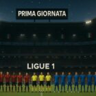 Stadio pieno al crepuscolo: due squadre allineate (maglie rossonere vs blu) e terna arbitrale a centrocampo, maxi-schermo con scritte “PRIMA GIORNATA” e “LIGUE 1”, senza loghi.