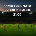 Stadio pieno al crepuscolo: partita della prima giornata Premier League con squadre in rosso e blu in area, maxi-scritta “PRIMA GIORNATA – PREMIER LEAGUE – 21:00”, nessun logo.