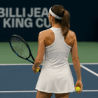 Giocatrice di tennis vista di spalle in campo durante la Billie Jean King Cup 2025 a Shenzhen.