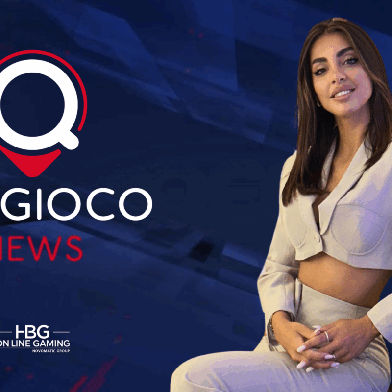 Sofia Oranges, giornalista e conduttrice sportiva, posa come Brand Ambassador Quigioco accanto al logo Quigioco News di HBG Online Gaming.