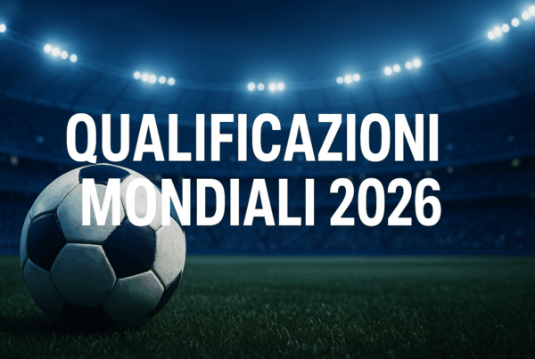 Pallone da calcio su un campo verde con stadio illuminato sullo sfondo e testo Qualificazioni Mondiali 2026