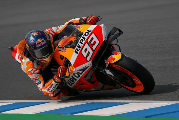 Quanti Mondiali ha vinto Marquez: pilota MotoGP in piega durante una curva con moto da competizione.