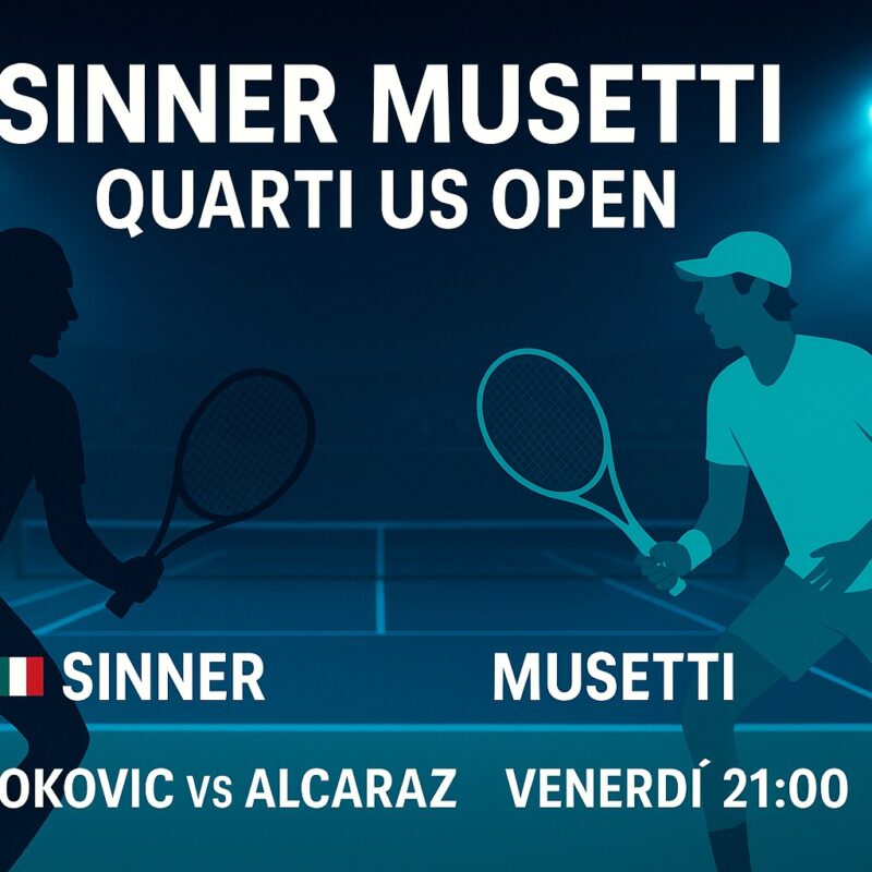 Sinner Musetti – Quarti US Open: grafica 16:9 con i due tennisti in silhouette su campo in cemento illuminato in notturna; titolo grande “SINNER MUSETTI”, bandiere italiane accanto ai nomi, banner inferiore con “Djokovic vs Alcaraz – venerdì 21:00