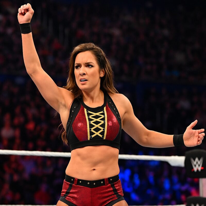 Una lottatrice di wrestling femminile sul ring durante un incontro, simbolo della forza e spettacolarità del wrestling femminile