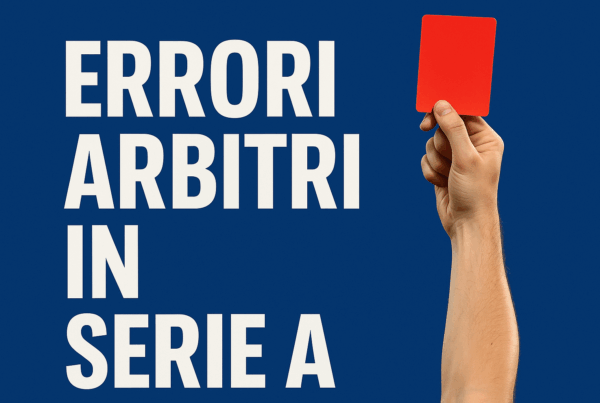 Arbitro di calcio mostra un cartellino rosso durante una partita di Serie A con la scritta “Errori Arbitri in Serie A” su sfondo blu.