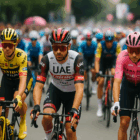 Ciclisti professionisti alla partenza del Giro d’Italia, con il pubblico festante e le montagne sullo sfondo durante la luce dell’alba, simbolo dell’unione tra sport, economia e passione italiana.