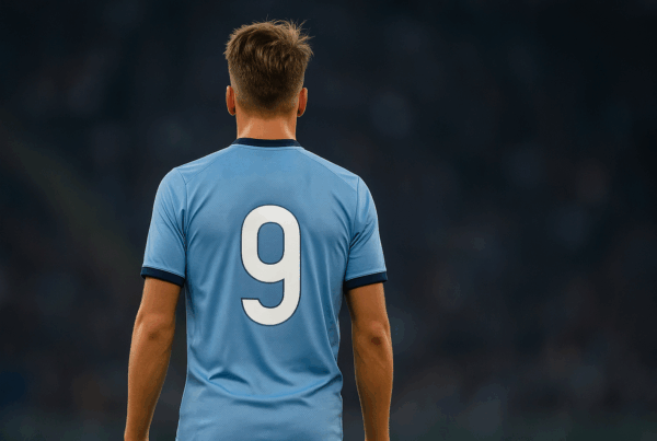 Giocatore di calcio visto di spalle con maglia azzurra e numero 9 in campo, immagine ispirata a Quanto guadagna Retegui e al calcio italiano moderno.