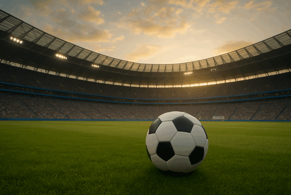 Pallone al centro di uno stadio al tramonto che simboleggia quanto guadagna l’Inter e la sua crescita economica nel calcio moderno.