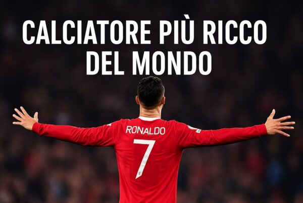 Cristiano Ronaldo di spalle nella sua iconica esultanza a braccia larghe davanti a uno stadio gremito, con la scritta Calciatore più ricco del mondo in alto, simbolo del suo primato economico e sportivo
