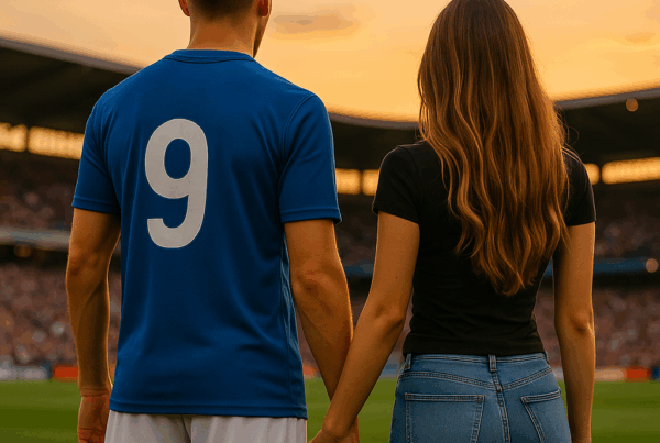 Un calciatore di Serie A e la sua fidanzata di spalle sul campo da calcio al tramonto, simbolo di amore e passione nel mondo delle fidanzate dei calciatori di Serie A.