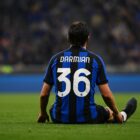 Il giocatore dell’Inter Matteo Darmian seduto a terra sul campo dopo l’infortunio Darmian, visto da dietro con il nome visibile sulla maglia numero 36.