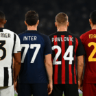 Giocatori di Serie A di spalle in campo, rappresentanti Juventus, Inter, Milan e Roma, simbolo della miglior difesa della Serie A 2025/2026.