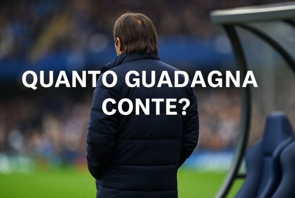 Antonio Conte di spalle davanti a una panchina su un campo da calcio, illuminato dai riflettori di uno stadio, con la scritta Quanto guadagna Conte? in alto.
