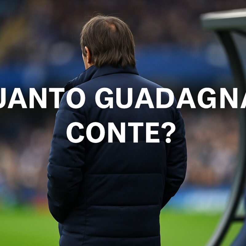 Antonio Conte di spalle davanti a una panchina su un campo da calcio, illuminato dai riflettori di uno stadio, con la scritta Quanto guadagna Conte? in alto.