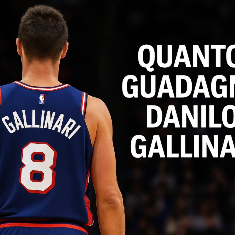 Danilo Gallinari di spalle con la maglia rossa e blu degli Atlanta Hawks, il nome “Gallinari” e il numero ben visibili, sullo sfondo una folla sfocata in un’arena NBA illuminata, con la scritta in sovrimpressione QUANTO GUADAGNA DANILO GALLINARI.