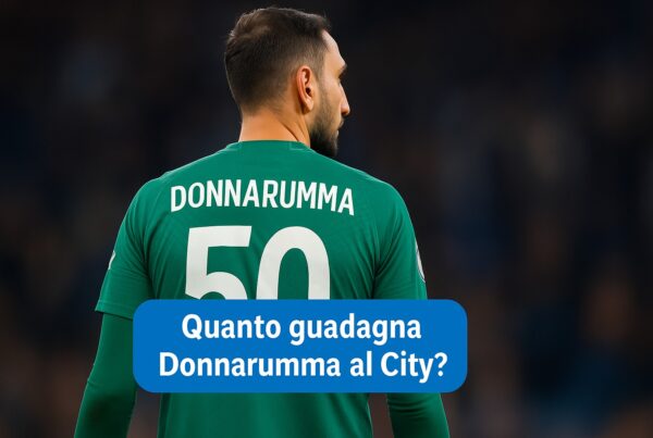 Gianluigi Donnarumma di spalle con la maglia verde del Manchester City, il nome “DONNARUMMA” e il numero 50 ben visibili. In basso, un pulsante blu con la scritta bianca Quanto guadagna Donnarumma al City? spicca sull’immagine.