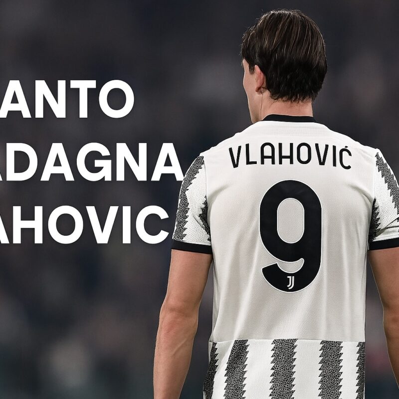 Dusan Vlahovic in maglia della Juventus che esulta dopo aver segnato un gol, con il pugno alzato verso il pubblico dello Stadium illuminato, sullo sfondo i tifosi bianconeri in festa e la scritta QUANTO GUADAGNA VLAHOVIC in alto, in stile sportivo e realistico.