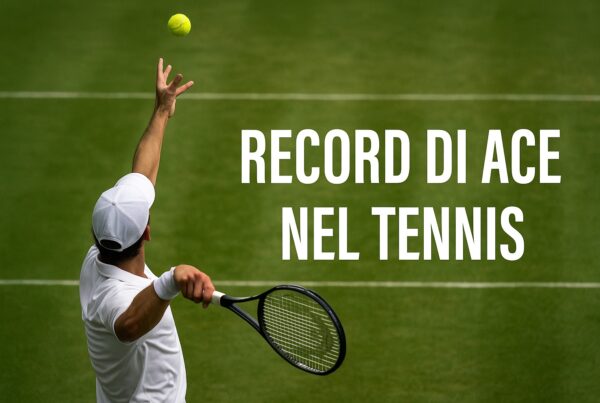 Giocatore di tennis di spalle mentre serve su un campo d’erba, la pallina in volo e la scritta Record di ace nel tennis in primo piano, simbolo della potenza e della precisione nel servizio.