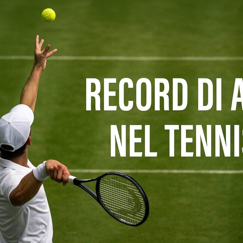 Giocatore di tennis di spalle mentre serve su un campo d’erba, la pallina in volo e la scritta Record di ace nel tennis in primo piano, simbolo della potenza e della precisione nel servizio.