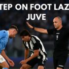 immagine che rappresenta lo step on foot Lazio Juve con un Arbitro di calcio con le braccia aperte che segnala di proseguire il gioco mentre un giocatore subisce uno step on foot da un avversario, in uno stadio affollato durante una partita di Serie A.
