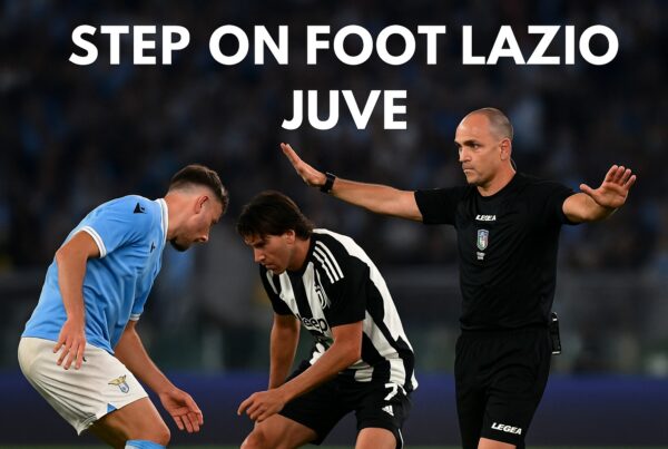 immagine che rappresenta lo step on foot Lazio Juve con un Arbitro di calcio con le braccia aperte che segnala di proseguire il gioco mentre un giocatore subisce uno step on foot da un avversario, in uno stadio affollato durante una partita di Serie A.