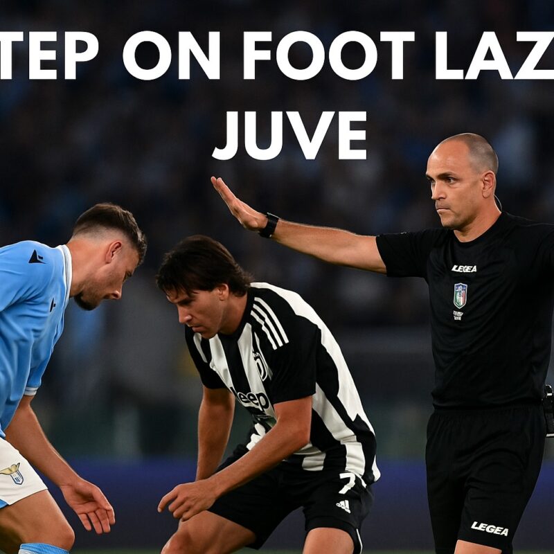 immagine che rappresenta lo step on foot Lazio Juve con un Arbitro di calcio con le braccia aperte che segnala di proseguire il gioco mentre un giocatore subisce uno step on foot da un avversario, in uno stadio affollato durante una partita di Serie A.