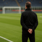 Allenatore non riconoscibile di spalle su un campo da calcio italiano al tramonto, simbolo del Successore di Tudor e della rinascita della Juventus.