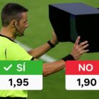 Arbitro che consulta il VAR durante una partita con due bottoni di scommessa SÌ e NO, quota 1,95 sul SÌ e 1,90 sul NO, rappresentazione grafica dell’evento Arbitro consulta Var Si No.