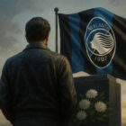 Figura maschile di spalle davanti allo stadio dell’Atalanta con bandiera nerazzurra, illuminata da luce serale, in stile pittorico iperrealistico, atmosfera memoriale dedicata a Cesare Bortolotti.