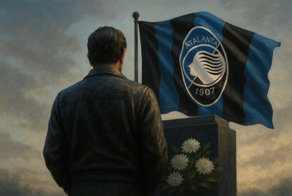 Figura maschile di spalle davanti allo stadio dell’Atalanta con bandiera nerazzurra, illuminata da luce serale, in stile pittorico iperrealistico, atmosfera memoriale dedicata a Cesare Bortolotti.