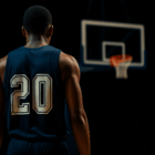 Giocatore di basket di spalle su un campo illuminato, simbolo della nuova era del basket europeo raccontata in Cos’è NBA Europe.