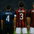 Giocatori di spalle in campo che rappresentano I quarantenni del derby.