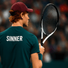 Jannik Sinner di spalle sul campo da tennis durante uno dei momenti che rappresentano I tornei vinti da Sinner.