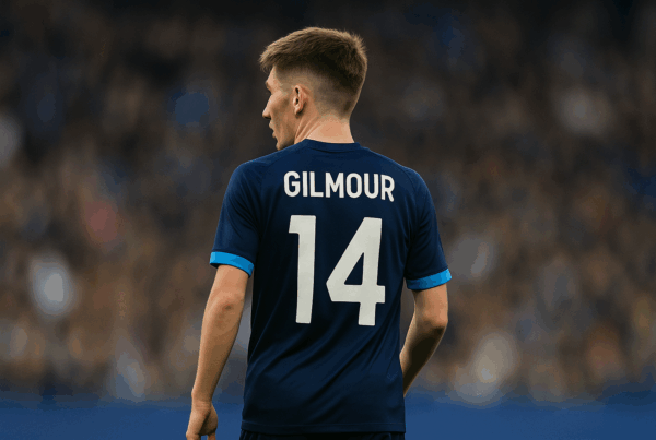 Infortunio di Gilmour: il centrocampista visto di spalle con la maglia numero 14 mentre lascia il campo durante una partita del Napoli.