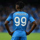 Infortunio per Anguissa, giocatore del Napoli di spalle durante una partita in formato 16:9