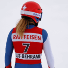 Sciatrice di spalle durante una gara invernale dopo l’Infortunio per Lara Gut-Behrami