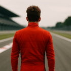 Leclerc lascia la Ferrari: Charles Leclerc di spalle sul circuito mentre riflette sul suo possibile futuro lontano da Maranello.