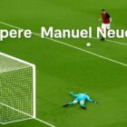 Immagine panoramica ispirata al tema Papere Manuel Neuer: un portiere generico sdraiato a terra lontano dalla porta mentre un attaccante, rivolto verso la rete sguarnita, sta per segnare.