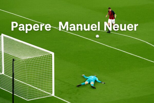 Immagine panoramica ispirata al tema Papere Manuel Neuer: un portiere generico sdraiato a terra lontano dalla porta mentre un attaccante, rivolto verso la rete sguarnita, sta per segnare.